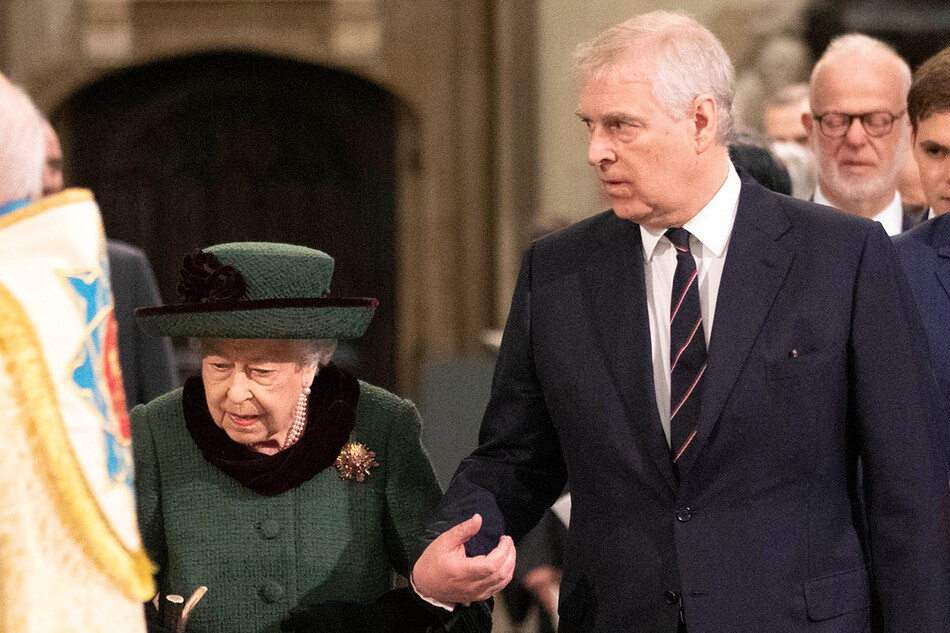 Королева Великобритании идёт под руку с принцем Эндрю на Службе памяти