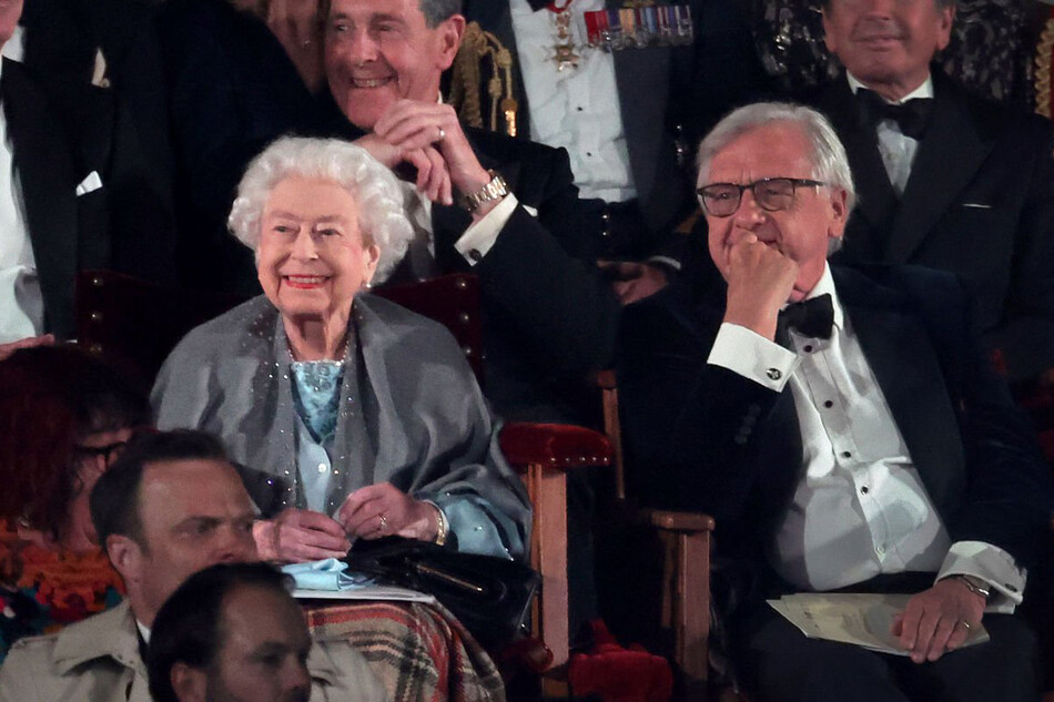 Королева Елизавета II наблюдает из Королевской ложи во время официального празднования платинового юбилея выступления &laquo;Галоп по истории&raquo; в рамках официального празднования платинового юбилея королевы Елизаветы II на Королевском Виндзорском конном шоу в Хоум-парке 15 мая 2022 года в Виндзоре, Англия