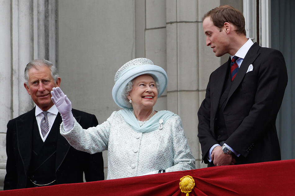 Принц Чарльз, королева Елизавета II и принц Уильям на балконе Букингемского дворца во время финала празднования Бриллиантового юбилея королевы 5 июня 2012