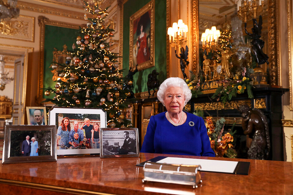 Елизавета II намеренно убрала фотографию принца Гарри и Меган Маркл во время записи рождественского поздравления