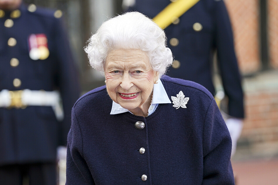 Елизавета II вылечилась от COVID-19 и встретилась с представителями британской короны
