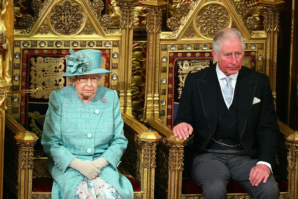 Елизавета II и принц Чарльз на государственном открытии парламента в здании парламента 19 декабря 2019 года в Лондоне, Англия