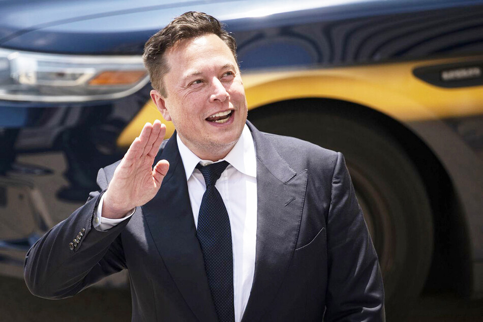 Илон Маск, главный исполнительный директор Tesla Inc., машет рукой, покидая суд во время судебного разбирательства по делу SolarCity в Уилмингтоне, штат Делавэр, США, во вторник, 13 июля 2021 