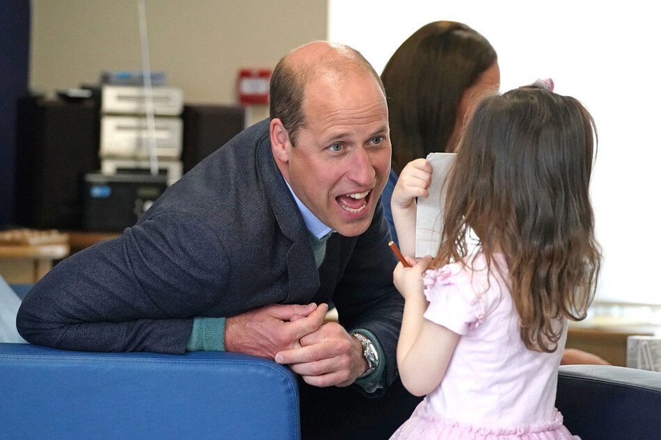 Принц Уильям, герцог Кембриджский общается с маленькой девочкой в начальной школе Святого Иоанна, во время сеанса &laquo;Корни эмпатии&raquo; в Глазго 11 мая 2022 года
