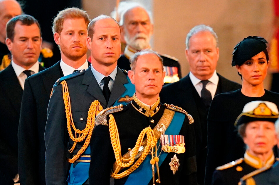 Королевская семья во время церемонии прощания с королевой Елизаветой II в Вестминстерском дворце Лондона