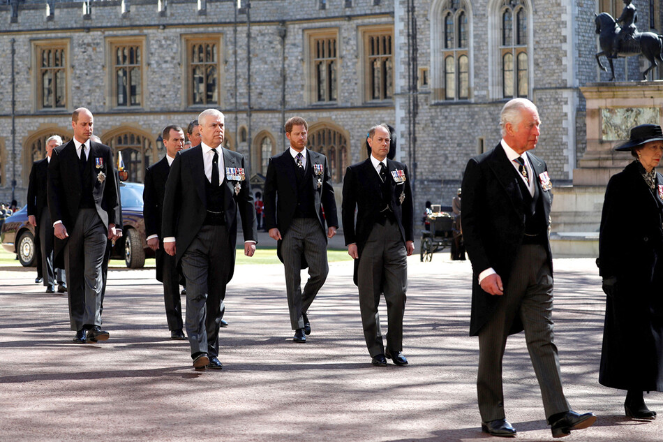 Принц Чарльз (вместе с принцессой Анной) возглавляет похоронную процессию принца Филиппа, за ними следуют принц Эндрю, принц Уильям, Питер Филлипс и принц Гарри, 2021