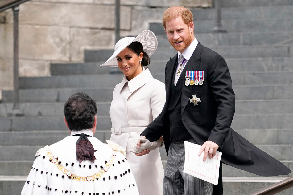 Меган Маркл и принц Гарри покидают собор Святого Павла после провидения церковной службы, приуроченной Платиновому юбилею королевы Елизаветы II 3 июня 2022 года в Лондоне, Англия