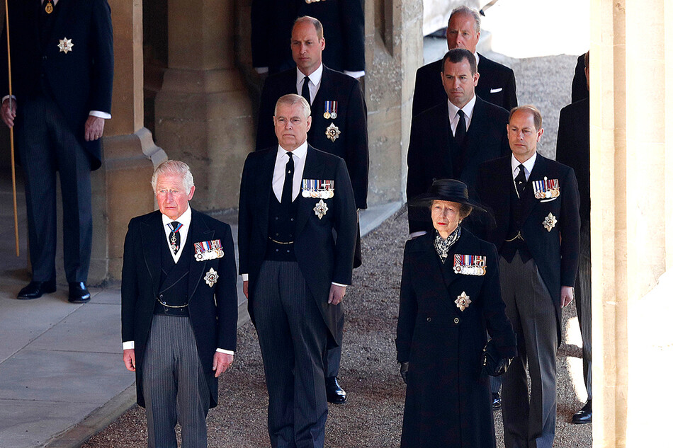 Принц Чарльз, принцесса Анна, принц Эндрю, принц Уильям, Питер Филлипс&nbsp;на похоронах принца Филиппа, 17 апреля 2021 года, Лондон, Англия