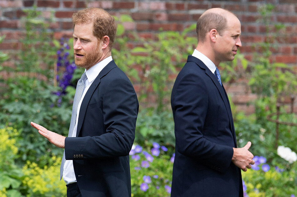 Принц Гарри и принц Уильям не смогли помириться во время церемонии открытия памятника принцессе Диане в Затонувшем саду в Кенсингтонском дворце, Лондон, 1 июля 2021