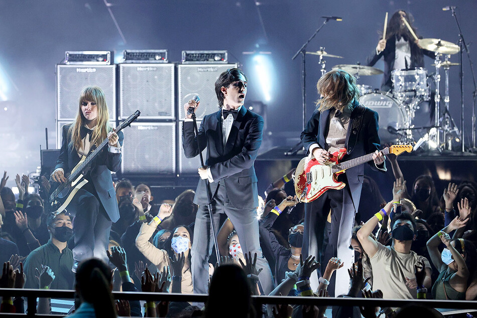 Итальянская рок-группа M&aring;neskin выступает на сцене во время церемонии вручения наград American Music Awards 2021 в Microsoft Theater 21 ноября 2021 года в Лос-Анджелесе, Калифорния