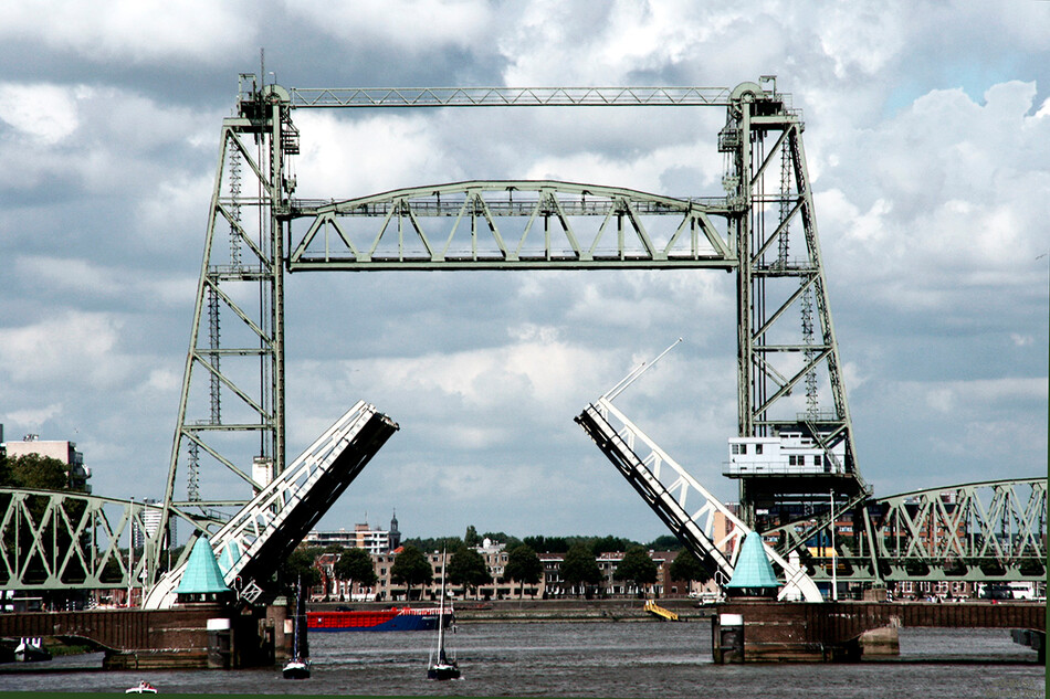 Мост &laquo;Конингсхавенбрюг&raquo; в Роттердаме, Голландия