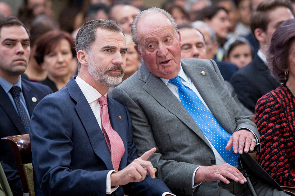 Король Испании Фелипе VI и король Хуан Карлос на церемонии вручения Национальной спортивной награды во дворце Эль-Пардо 19 февраля 2018 года в Мадриде, Испания