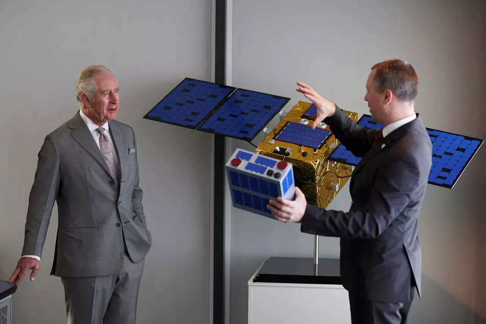 Принц Чарльз&nbsp;беседует с руководителем отдела операций Astroscale Элом Колеборном во время визита в Astroscale 31 января 2022 года