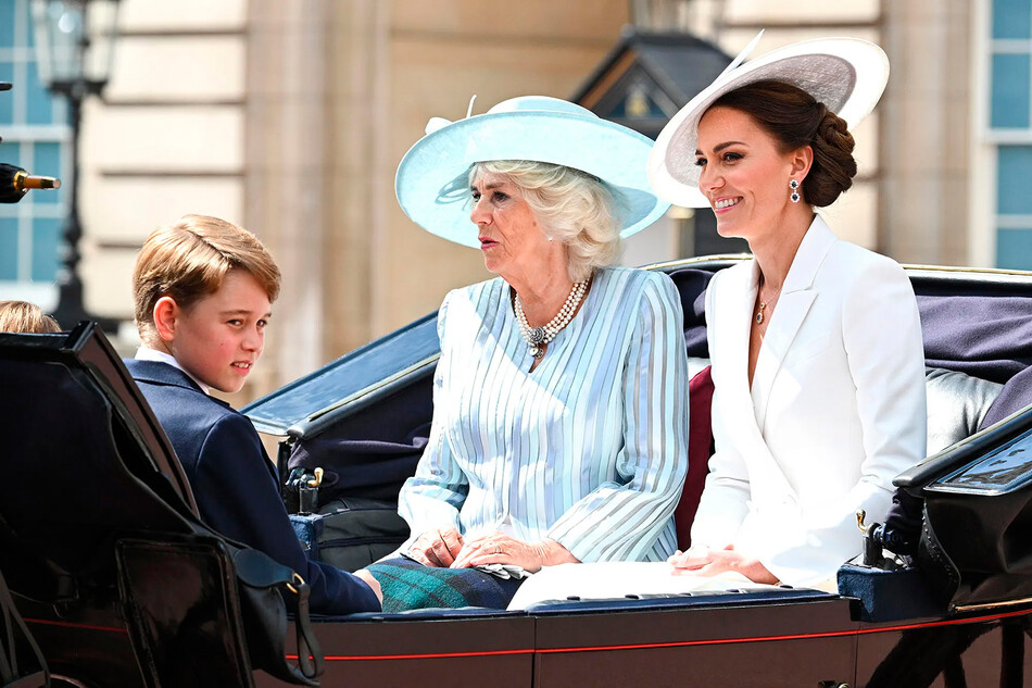 Принц Джордж и его мать Кэтрин, герцогиня Кембриджская путешествуют в карете с Камиллой, герцогиней Корнуолльской в первый день празднования платинового юбилея королевы Елизаветы II, 02 июнь 2022 года в Лондоне, Англия