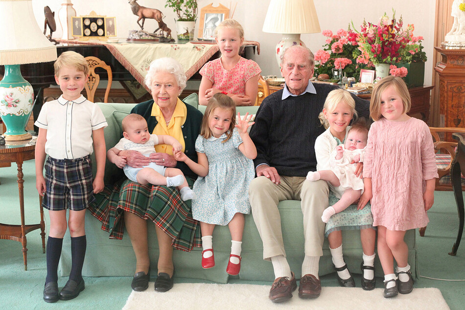 Елизавета II и принц Филипп с их правнуками в Замке Балморал в 2018 году.