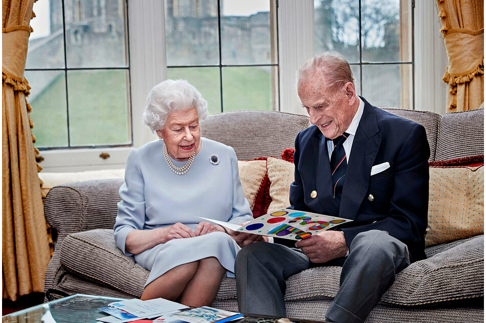 Королева Елизавета II и принц Филип читают поздравительную открытку на 73-ю годовщину свадьбы 17 ноября 2020 года в Виндзоре, Англия