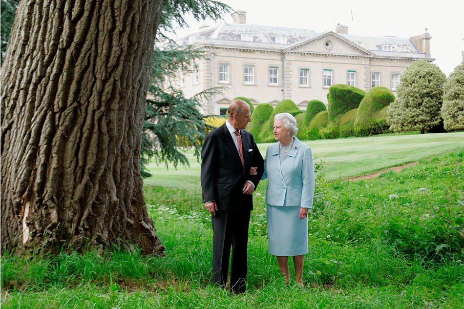 Королева Елизавета II и принц Филипп, герцог Эдинбургский, повторно посещают Бродлендс, чтобы отметить годовщину своей бриллиантовой свадьбы 20 ноября 2007 года