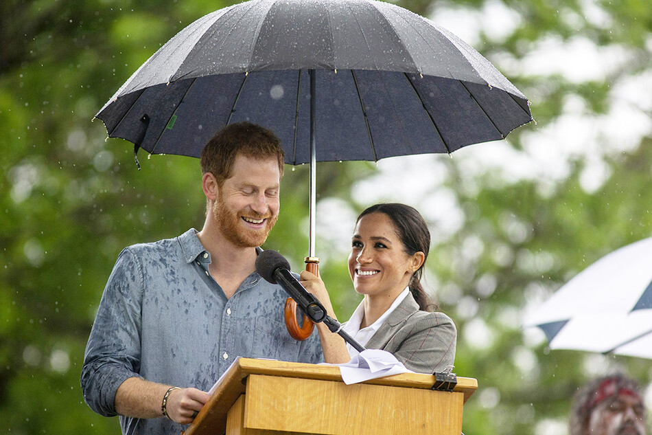 Гарри и меган фото с зонтом