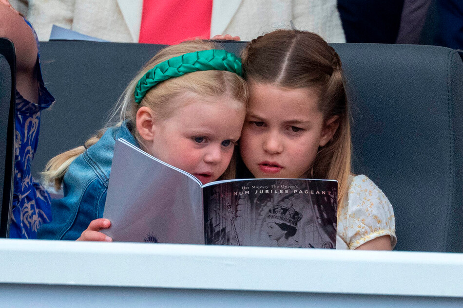 Принцесса Шарлотта вместе с Леной Тиндалл читают программу театрализованного представления платинового юбилея, 5 июня 2022 года в Лондоне, Англия