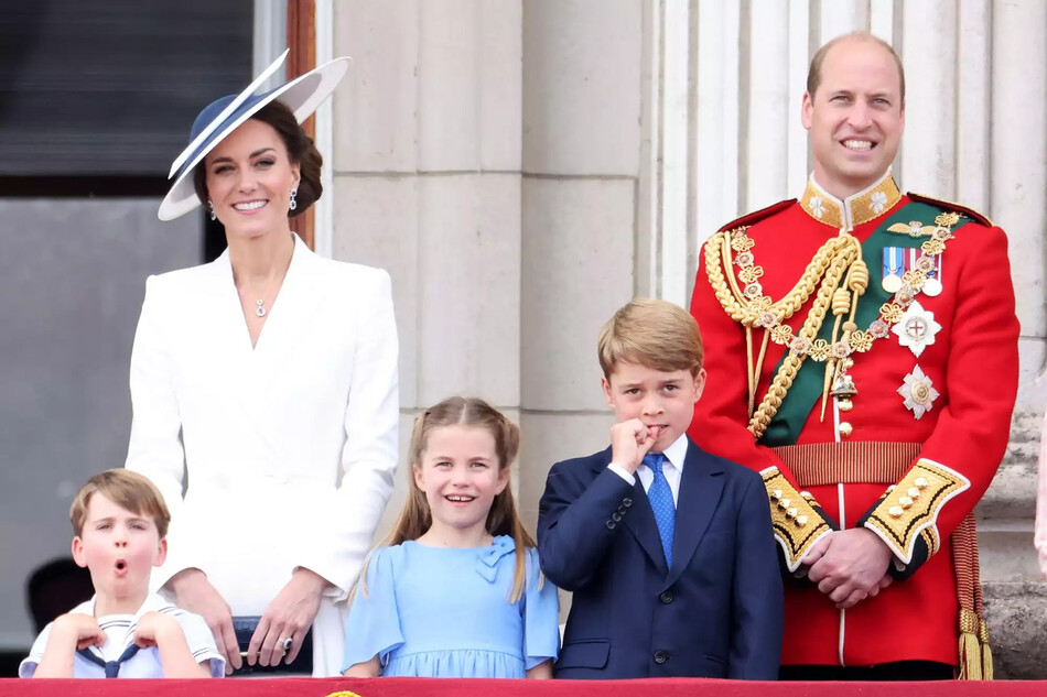 Принц Джордж с членами семьи на балконе Букингемского дворца во время парада Trooping the Colour 2 июня 2022 года в Лондоне, Англия