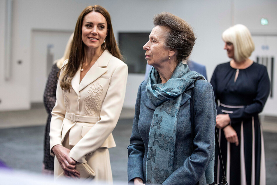 Герцогиня Кембриджская слушает как принцесса Анна, королевская принцесса рассказывает об инциденте на раннем этапе своей беременности, во время совместного посещения колледжа акушеров и гинекологов RCM и RCOGs 27 апреля 2022 года в Лондоне, Англия