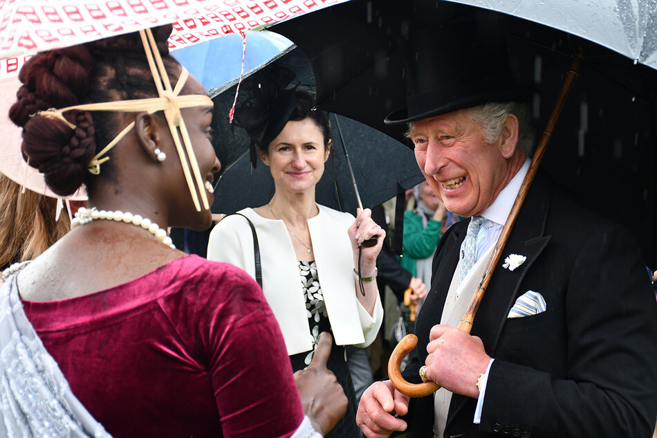 Принц Чарльз, принц Уэльский, встречается с гостями во время вечеринки в Королевском саду в Букингемском дворце в Лондоне, 11 мая 2022 года