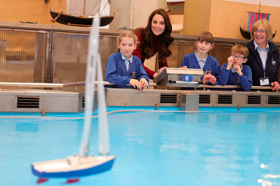 Британская принцесса Уэльская Кэтрин улыбаются местным школьникам, участвуя в гонке моделей лодок во время экскурсии по Национальному морскому музею Корнуолла 9 февраля 2023 года в Фалмуте, Англия