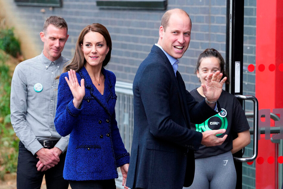 Кэтрин, принцесса Уэльская и Уильям, принц Уэльский здороваются с королевскими фанатами во время прибытия на арену Copper Box Arena 13 октября 2022 года в Лондоне, Англия