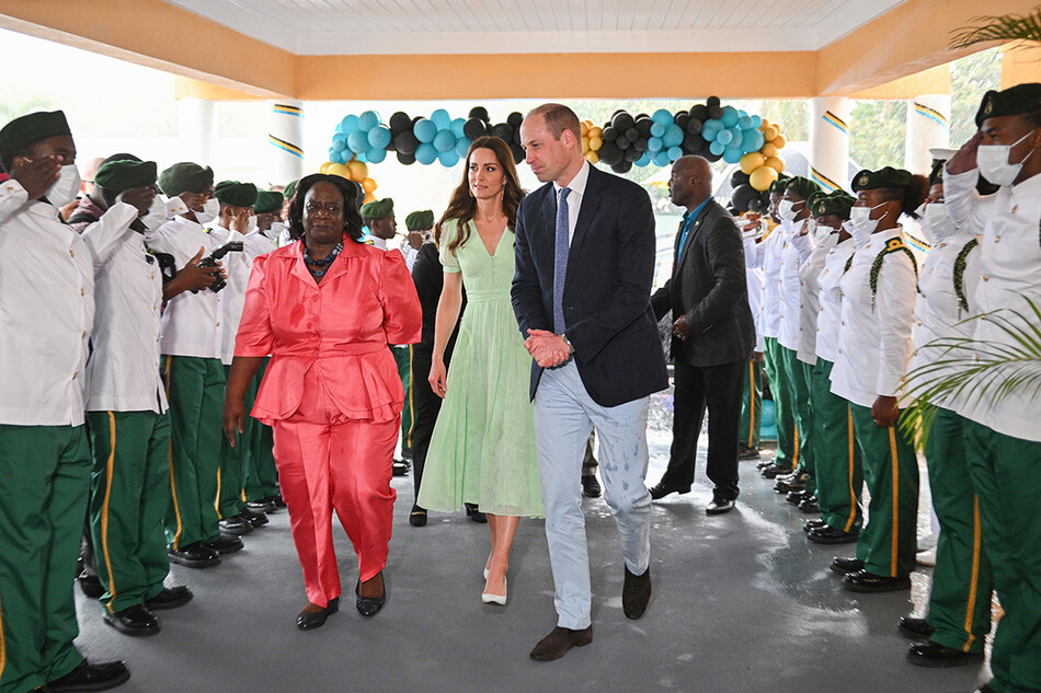 Принц Уильям и Кейт Миддлтон&nbsp;посещает начальную школу Сибил Страчан в седьмой день платинового юбилейного Королевского тура по Карибскому морю 25 марта 2022 года на Багамах