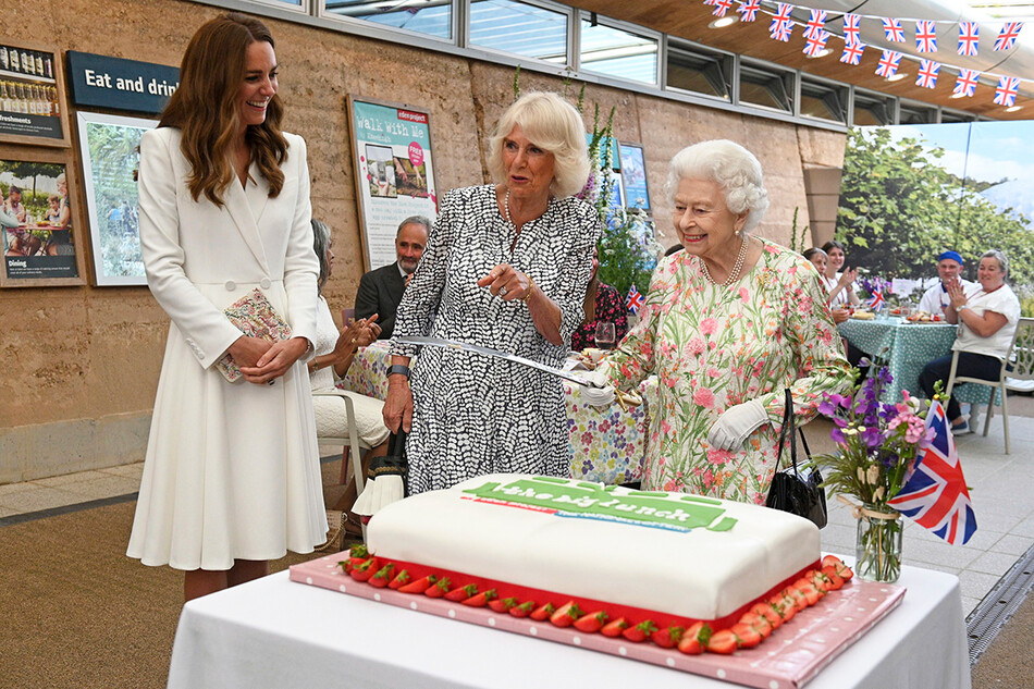 Как Елизавета II и принц Чарльз поздравили Кейт Миддлтон с днём рождения