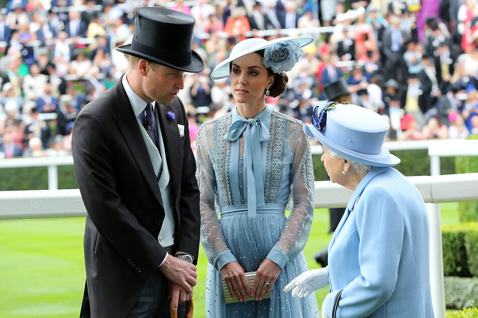 Принц Уильям и Кейт Миддлтон&nbsp;разговаривают с королевой Елизаветой II в первый день Royal Ascot на ипподроме Аскот