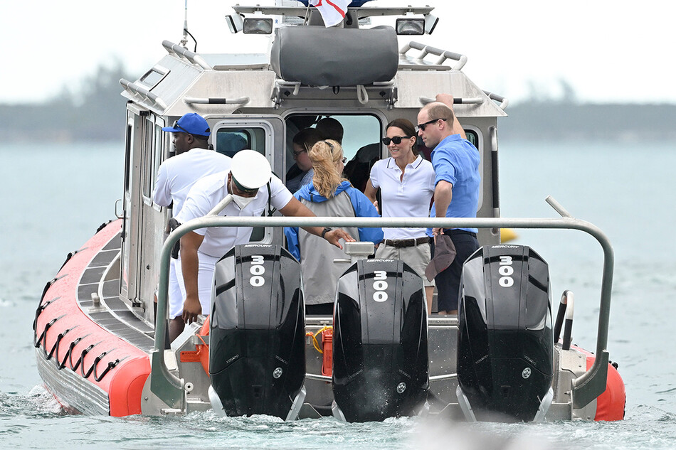 Принц Уильям и Кейт Миддлтон во время прогулки на лодке, когда они посещают платиновую юбилейную парусную регату в седьмой день Королевского тура по Карибскому морю 25 марта 2022 года в Нассау, Багамы