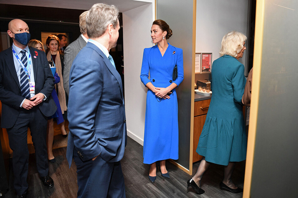 Кэтрин, герцогиня Кембриджская приветствует гостей на ликёро-водочном заводе Clydeside во время саммита COP26 1 ноября 2021 года в Глазго, Великобритания