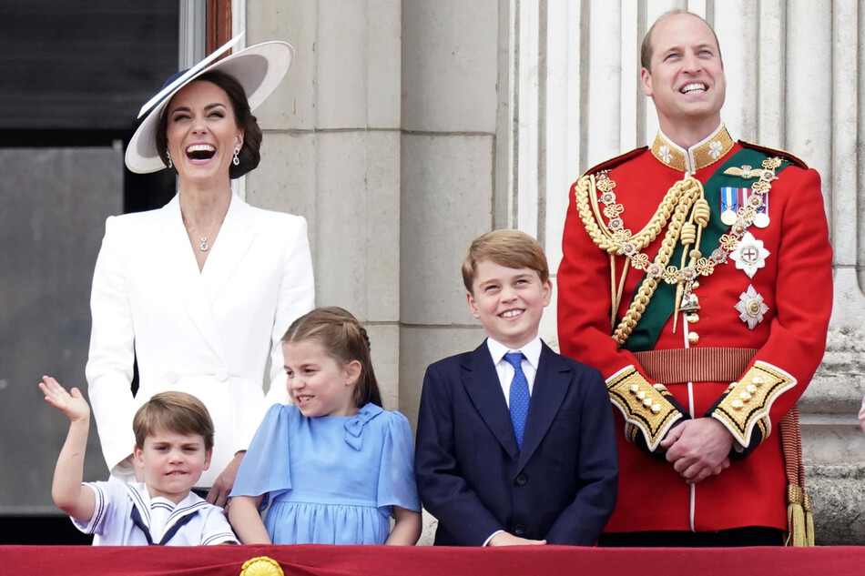 Принц Луи с принцессой Шарлоттой и принцем Джорджем, радостно машет толпе с балкона Букингемского дворца во время Trooping the Colour 2 июня 2022 года в Лондоне, Англия
