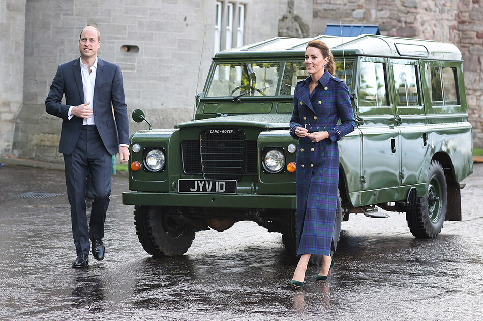 Принц Уильям, герцог Кембриджский, и Кэтрин, герцогиня Кембриджская, устраивают кинопоказ фильма Диснея &laquo;Круэлла&raquo; для шотландцев Работники NHS во дворце Холирудхаус 26 мая 2021 года в Эдинбурге, Шотландия