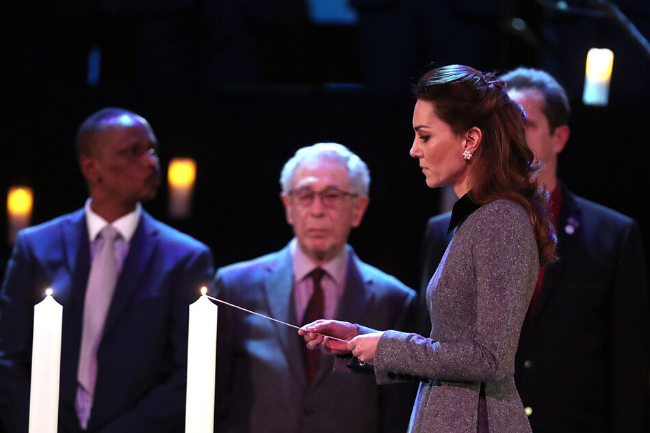 Кейт Миддлтон зажигает свечу во время памятной церемонии в честь Дня Холокоста в Великобритании