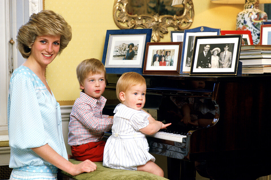 Принцесса Диана, принц Уильям и принц Гарри&nbsp;за фортепиано в Кенсингтонском дворце, 1985