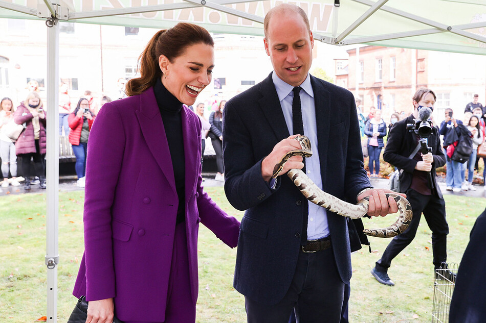 Кейт Миддлтон и принц Уильям со змеёй