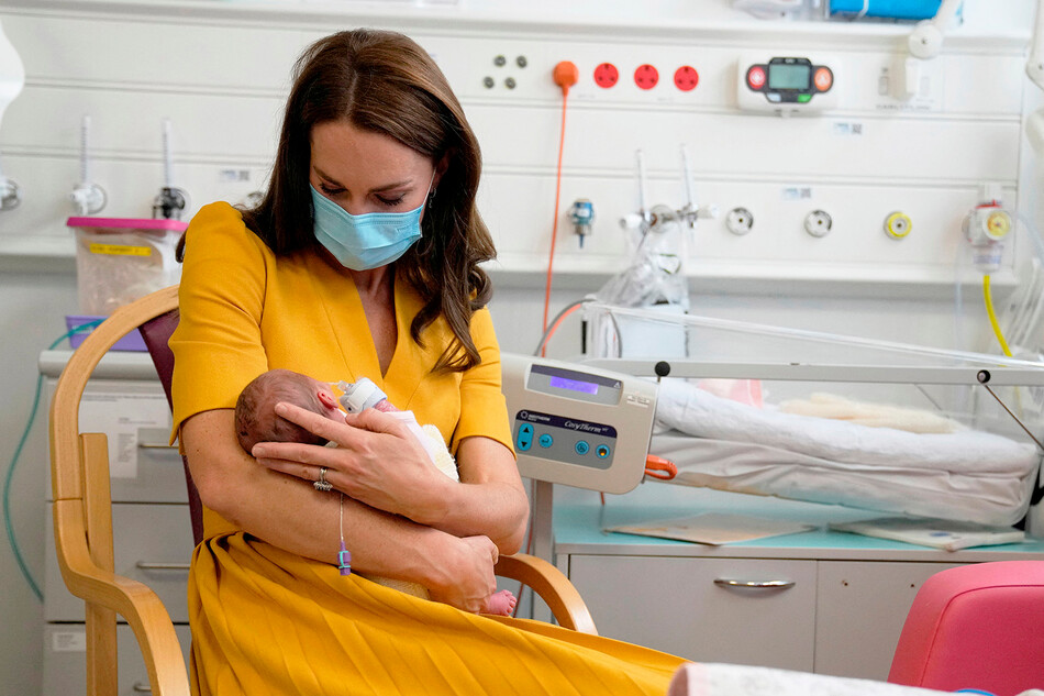 Кэтрин, принцесса Уэльская с младенцем на руках во время посещения Королевской больницы графства Суррей 5 октября 2022 года в Гилфорде, Англия