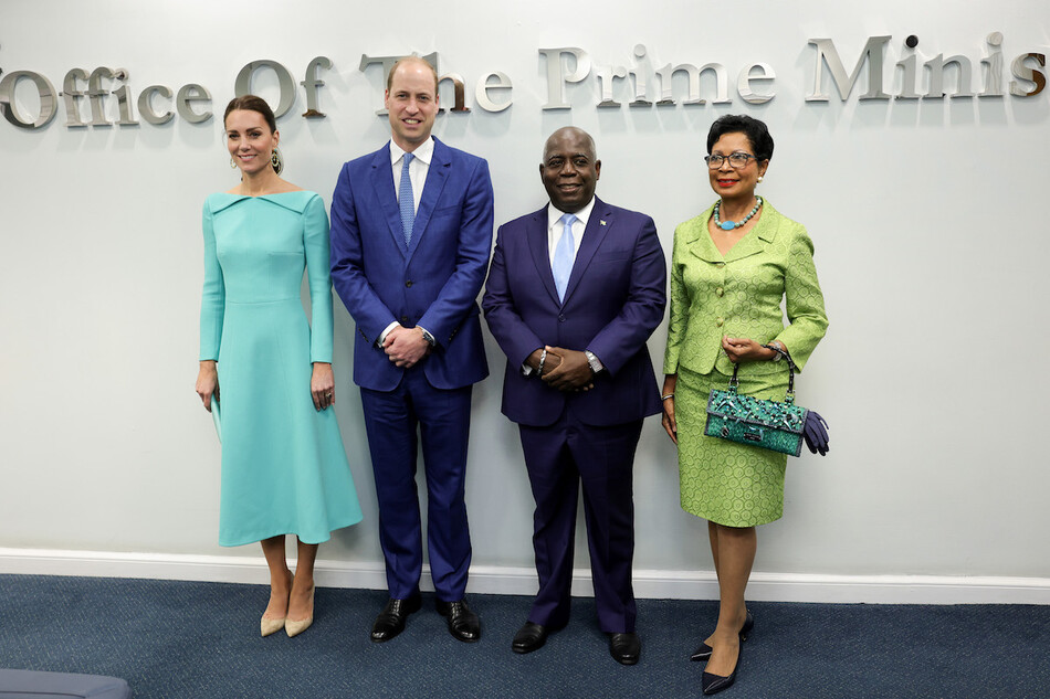 Кейт Миддлтон и принц Уильям позируют с премьер-министром Багамских островов Филипом Дэвисом и его супругой Энн-Мари Дэвис 25 марта 2022