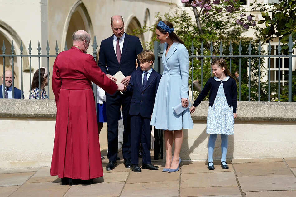 Принц Уильям, герцог Кембриджский, Кэтрин, герцогиня Кембриджская, принц Джордж и принцесса Шарлотта приняли участие в традиционной пасхальной воскресной церковной службе в часовне Святого Георгия на территории Виндзорского замка 17 апреля 2022 года в Виндзоре , Англия