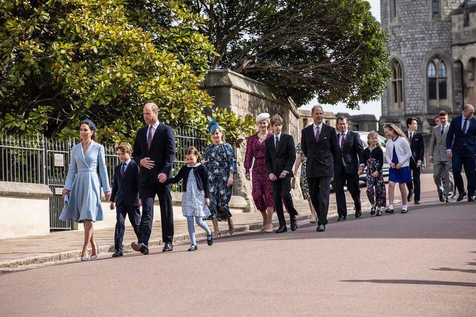 Члены королевской семьи Великобритании посещают пасхальную утреню в часовне Святого Георгия в Виндзорском замке 17 апреля 2022 года в Виндзоре, Англия