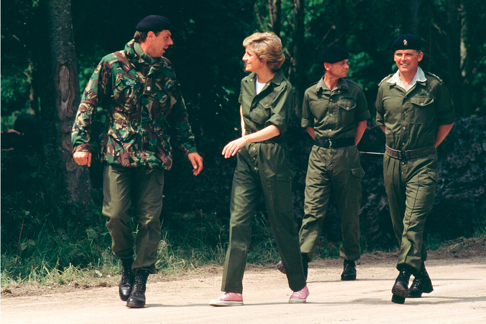 Принцесса Диана совершает визит в День вооружённых сил Соединенного Королевства в Хэмпширский королевский полк 23 июня 1988 года, Англия