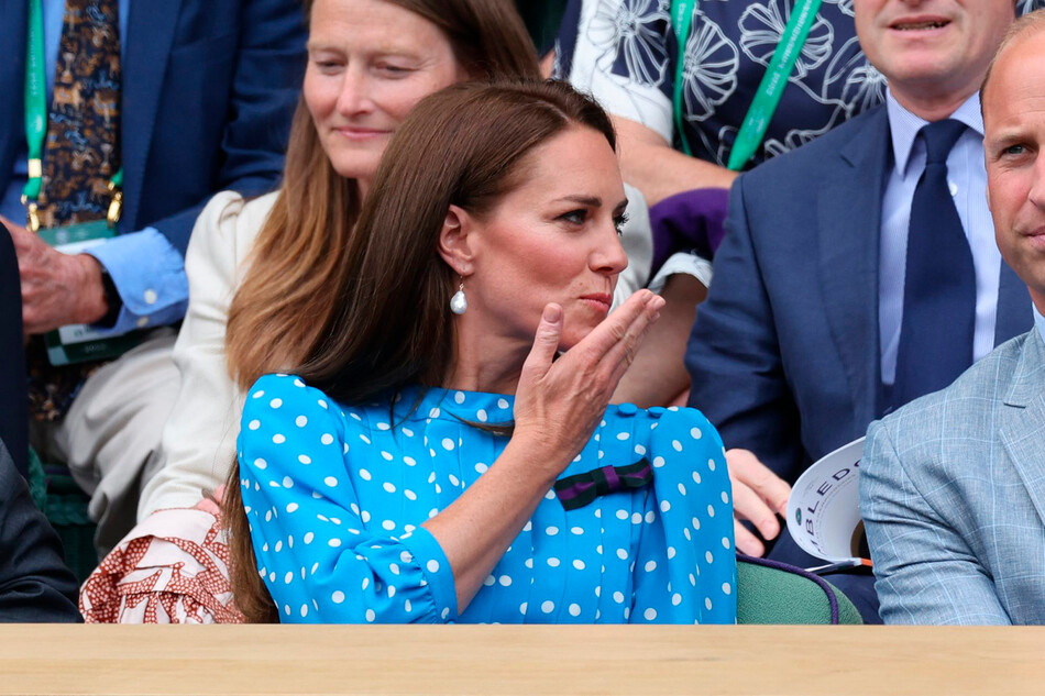 Кэтрин, герцогиня Кембриджская поприветствовала своих родителей Кэрол и Майкла Миддлтон воздушным поцелуем, 5 июля 2022 года в Лондоне, Англия