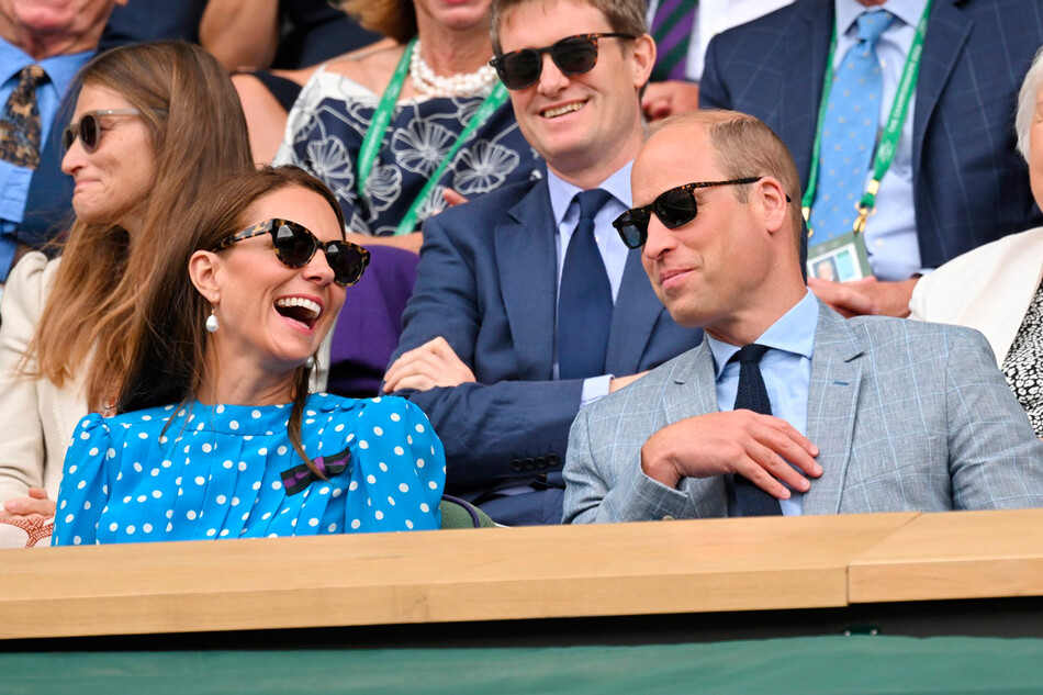 Кэтрин, герцогиня Кембриджская с принцем Уильямом, герцогом Кембриджским в королевской ложе стадиона Уимблдон на 9-й день Уимблдонского теннисного чемпионата во Всеанглийском клубе лаун-тенниса и крокета 5 июля 2022 года в Лондоне, Англия