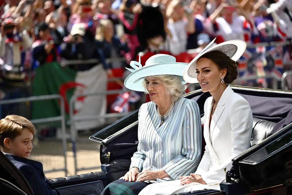 Королева Елизавета II наблюдают за полётом ВВС Великобритании с балкона Букингемского дворца во время парада Trooping the Colour 2 июня 2022 года в Лондоне, Англия