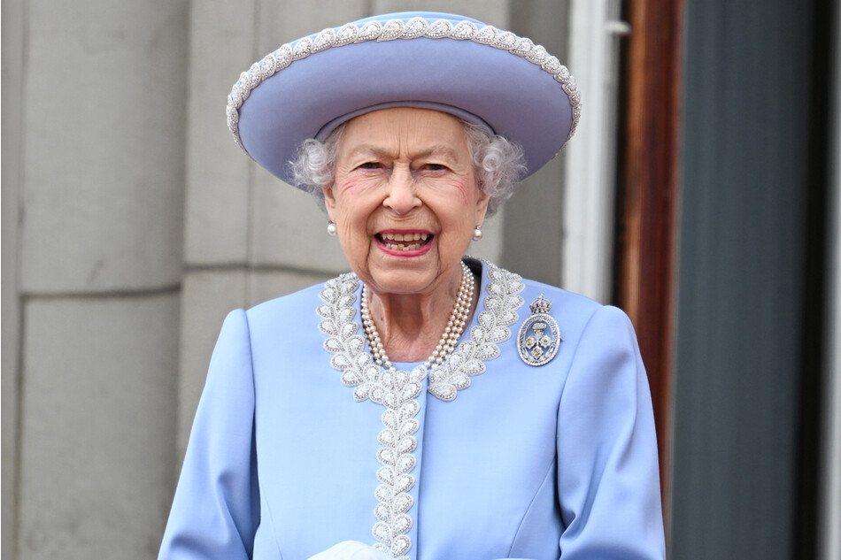 Королева Елизавета II на балконе Букингемского дворца во время парада Trooping the Colour 2 июня 2022 года в Лондоне, Англия