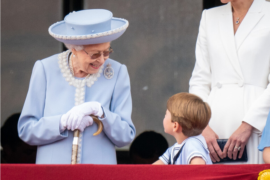Королева Елизавета II общается с принцем Луи Кембриджский, после пролёта ВВС Великобритании с балкона Букингемского дворца во время парада Trooping the Colour 2 июня 2022 года в Лондоне, Англия