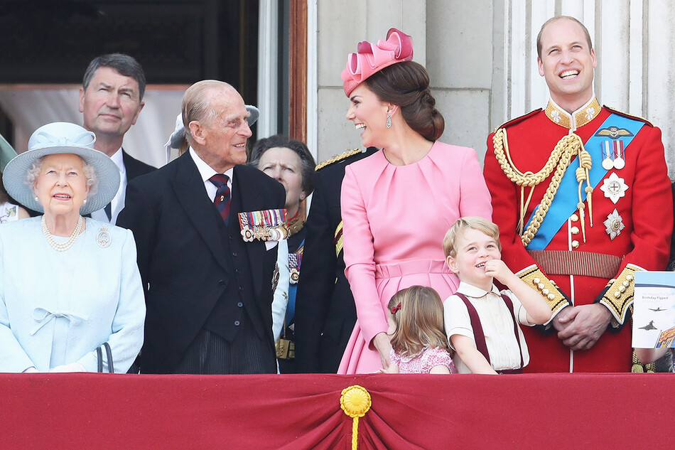 Королева Елизавета II, принц Филипп, герцог Эдинбургский, Кэтрин, герцогиня Кембриджская, принцесса Шарлотта Кембриджская, принц Джордж Кембриджский и принц Уильям, герцог Кембриджский во время парада Trooping the Color 17 июня 2017 года в Лондоне, Англия