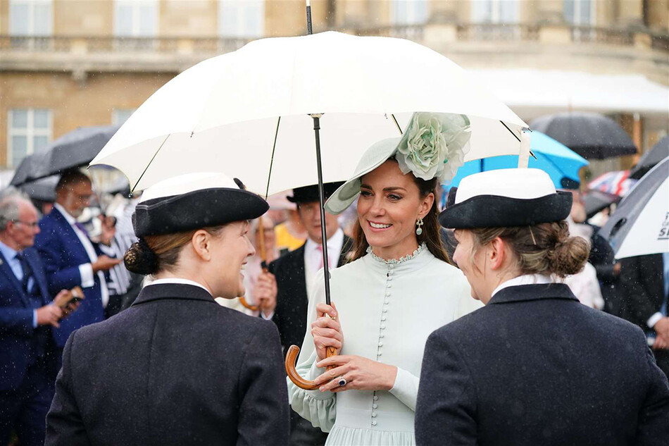 Кэтрин, герцогиня Кембриджская, выступает перед гостями во время вечеринки в Королевском саду в Букингемском дворце 25 мая 2022 года в Лондоне, Англия